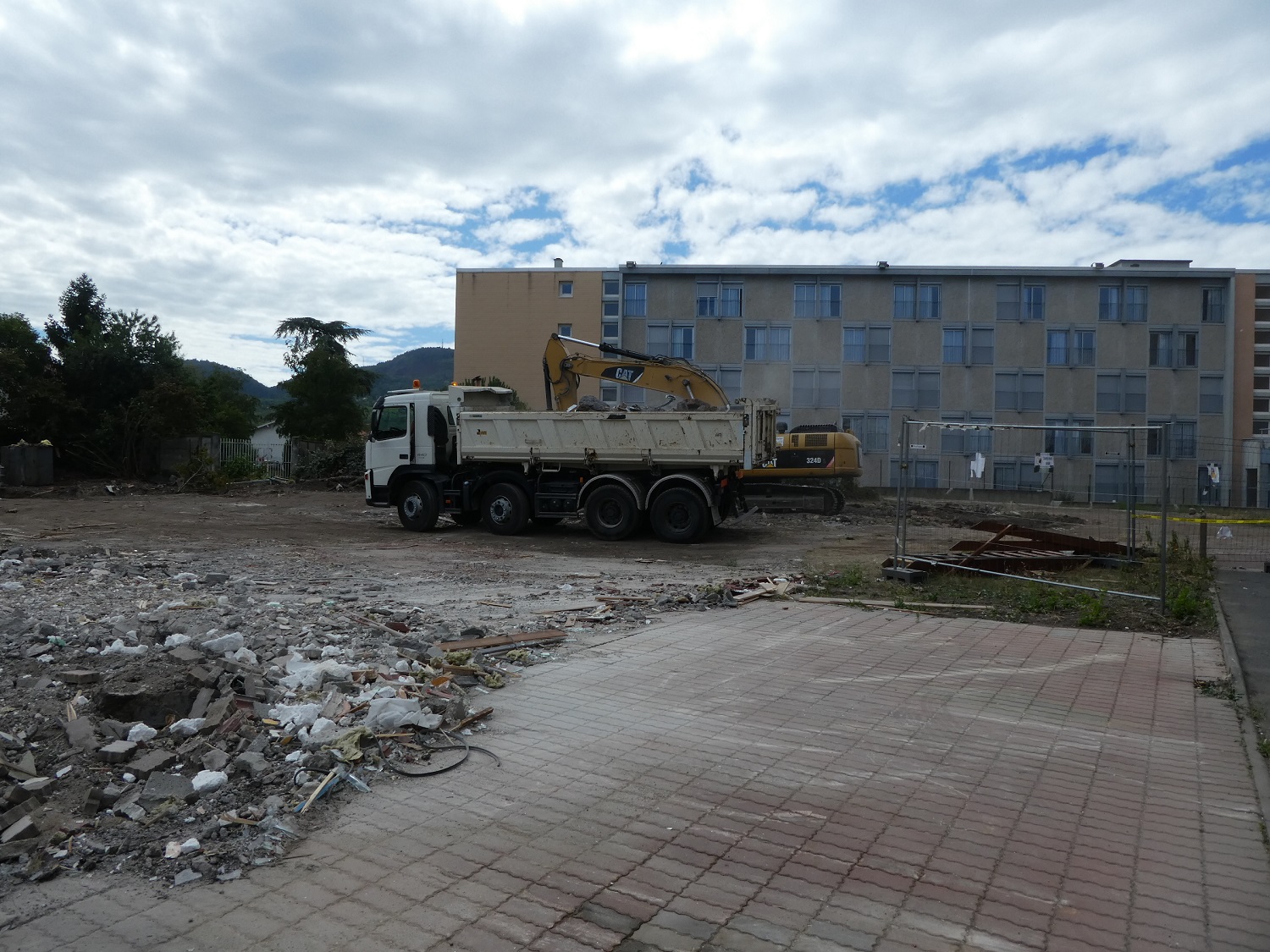 04-08-2017-DEMOLITIONS-CONSTRUCTIONS-EXISTANTES-SUR-LE-SITE-EN-COURS