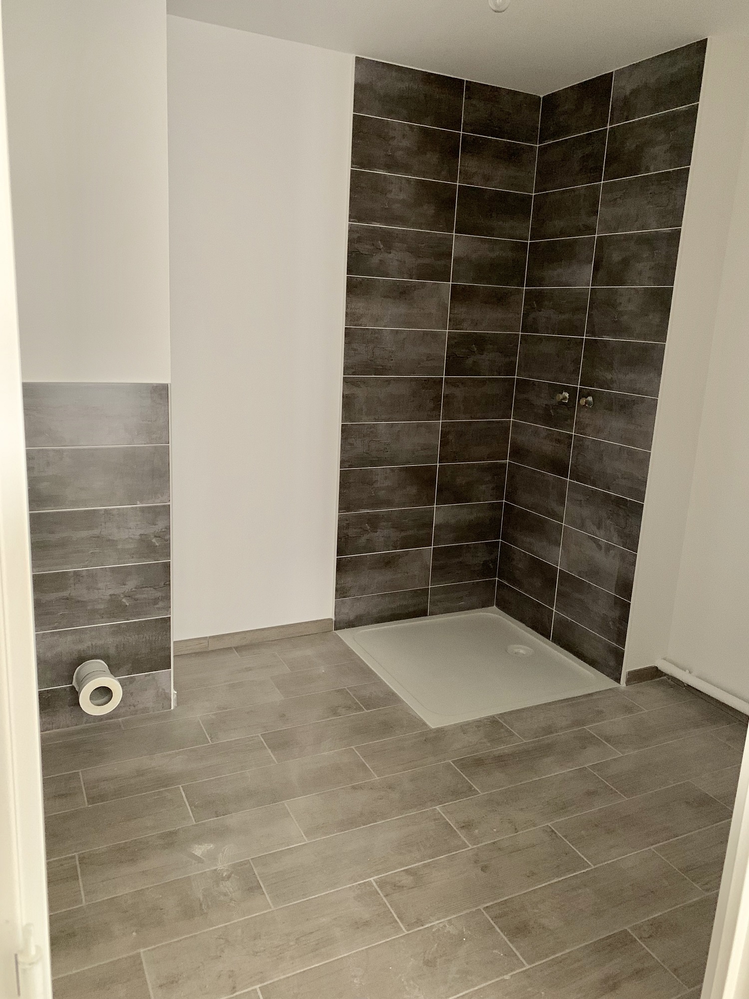 22-02-2019-Réalisation-de-la-salle-de-bains-en-cours-logement-témoin