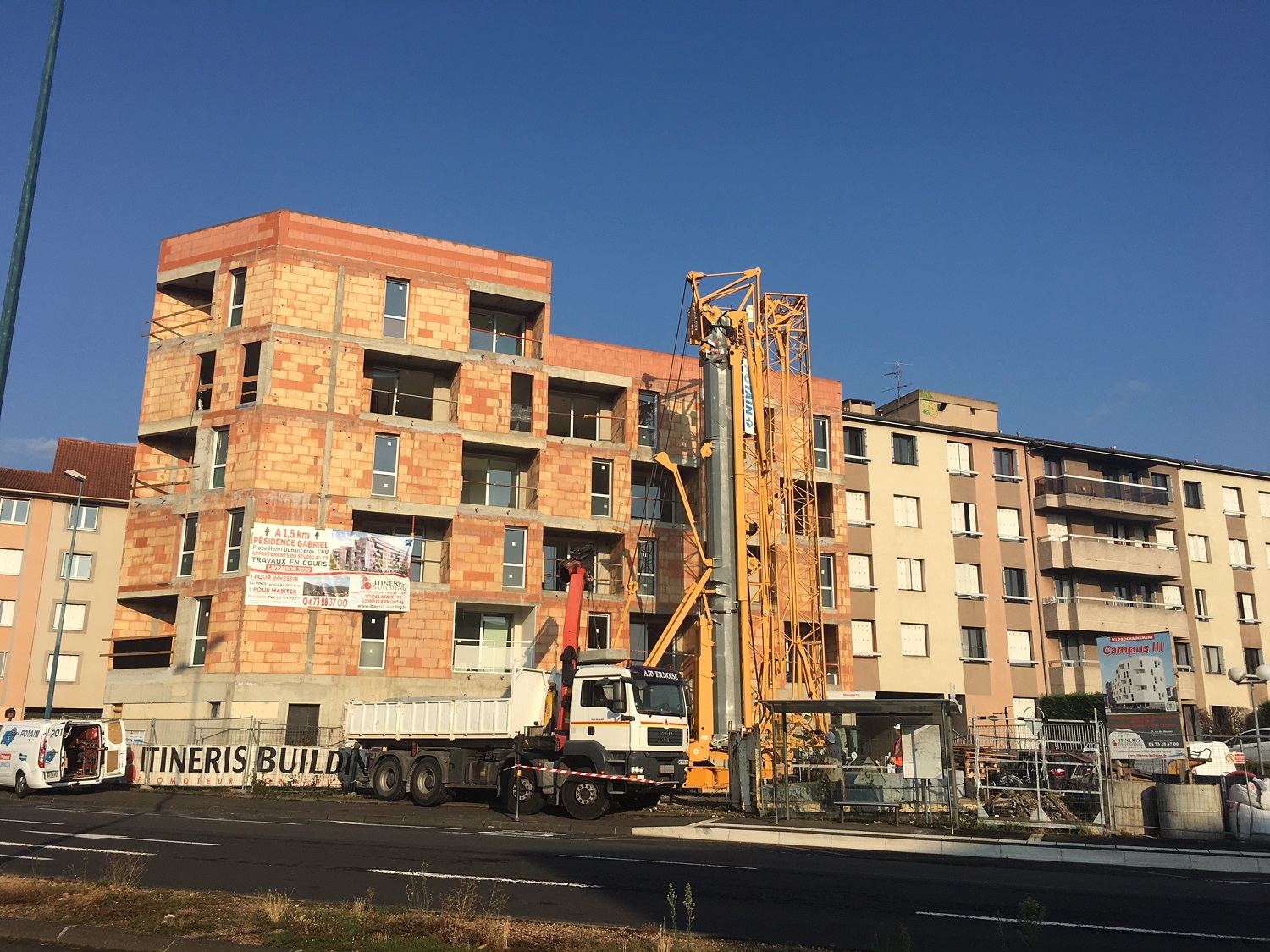 19-09-2018 - Pose des menuiseries extérieures et démontage de la grue