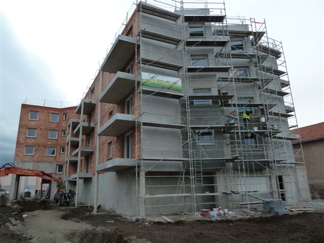 31/01/2013 - Pose de la pierre sur façade Nord en cours