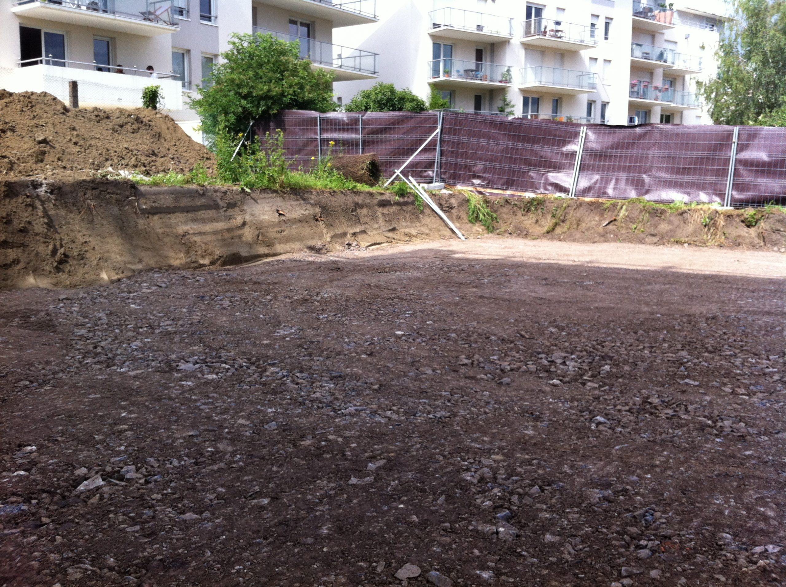 09/07/2012 - Préparation plateforme pour réalisation de la paroi berlinoise