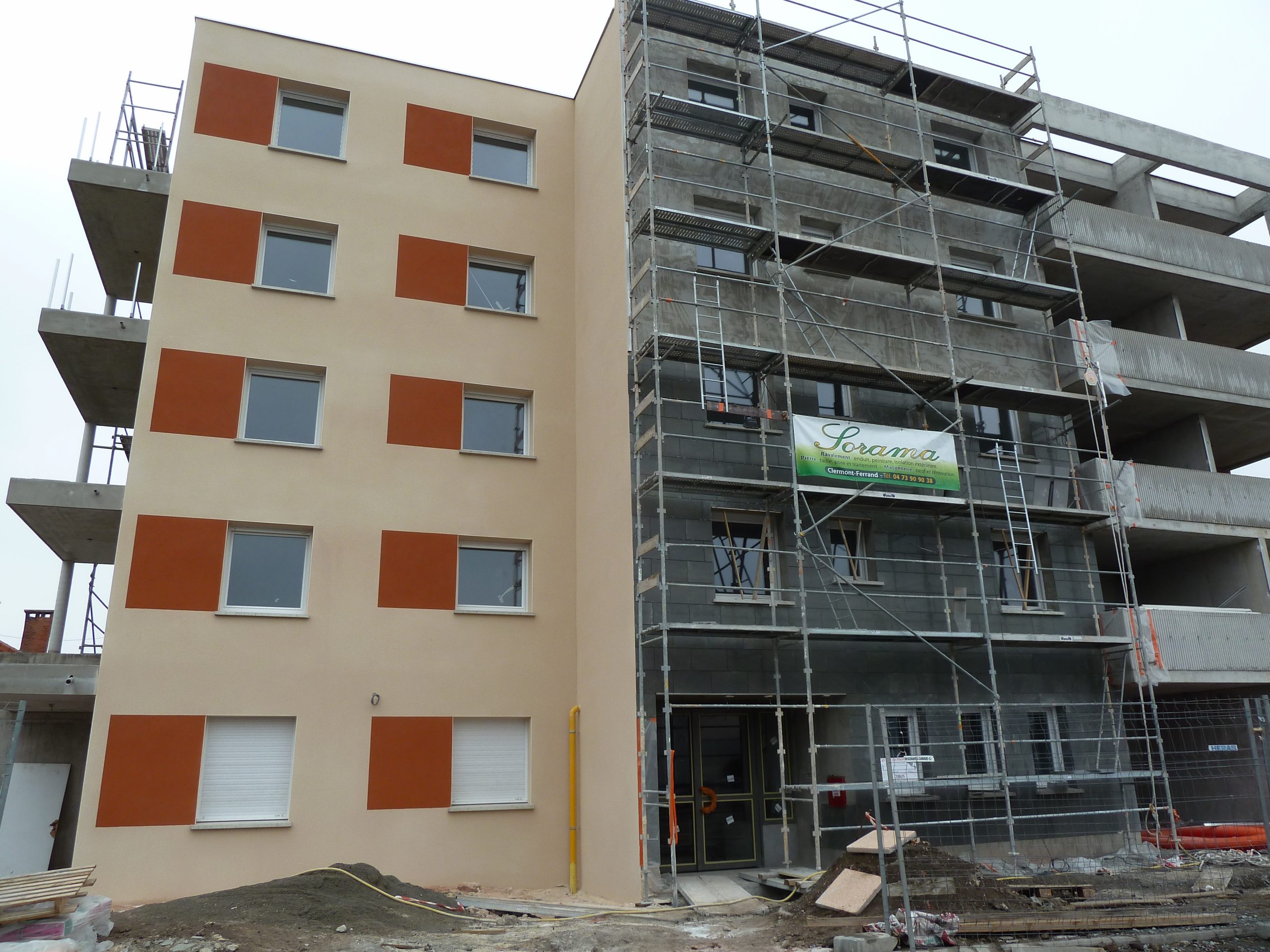 06/04/2013 - Pose de la pierre de façade en cours