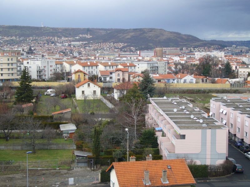 Vue emplacemnt de la Résidence (Maison derrière les sapins)