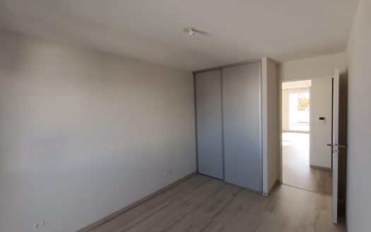 5 minutes du tramway, dernier étage, Type 3 récent, traversant, avec terrasse SUD et garage