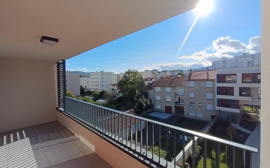 CLERMONT-FD SUD –  T3 neuf traversant EST / OUEST en étage élevé, avec balcon et garage fermé