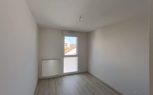 5 minutes du tramway, dernier étage, Type 3 récent, traversant, avec terrasse SUD et garage