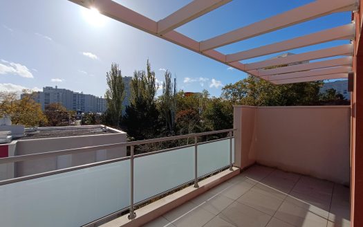 5 minutes du tramway, dernier étage, Type 3 récent, traversant, avec terrasse SUD et garage